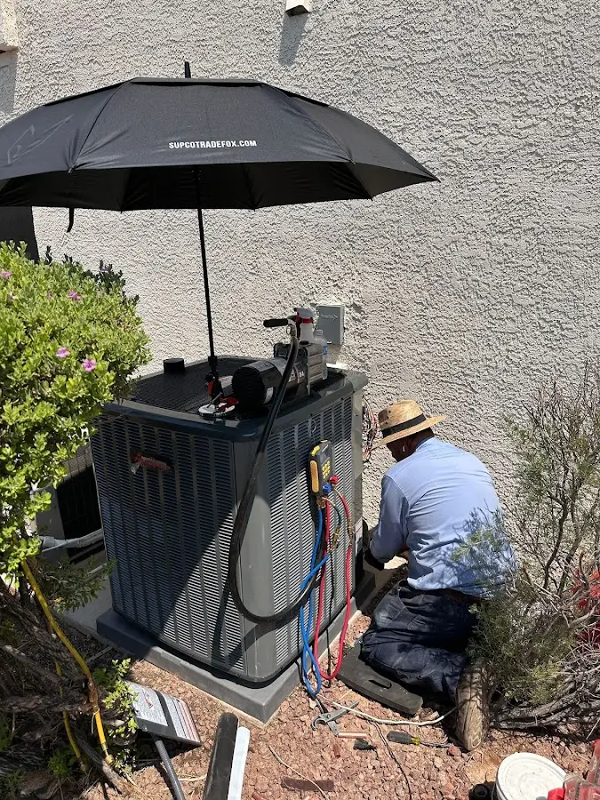 HVAC technician performing outdoor AC maintenance in La Plata